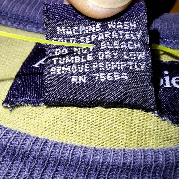 An Abercrombie and Fitch men's short sleeve t-shirt in a size medium. - Picture 5 of 6